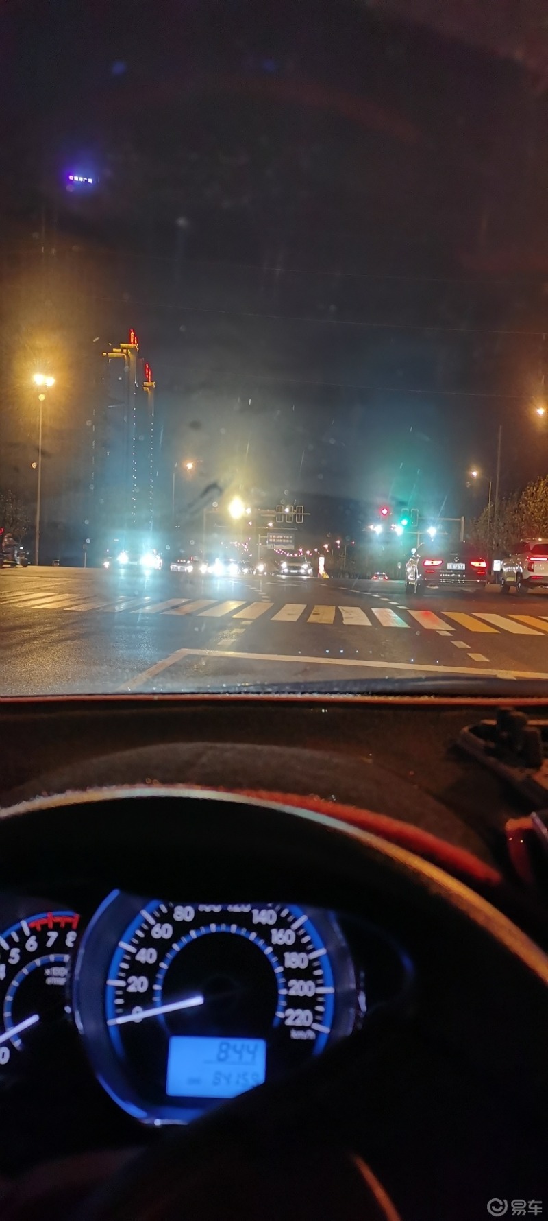 绿灯马路夜晚照片图片