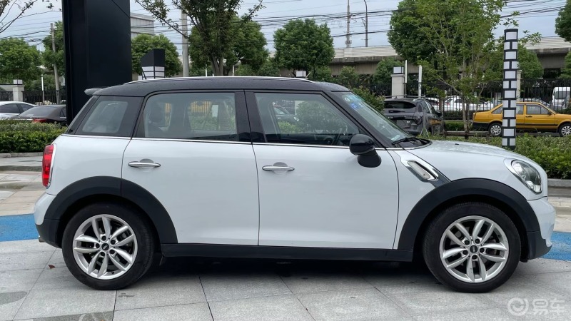 2011年白色宝马mini迷你countryman,行驶里程8万多公里