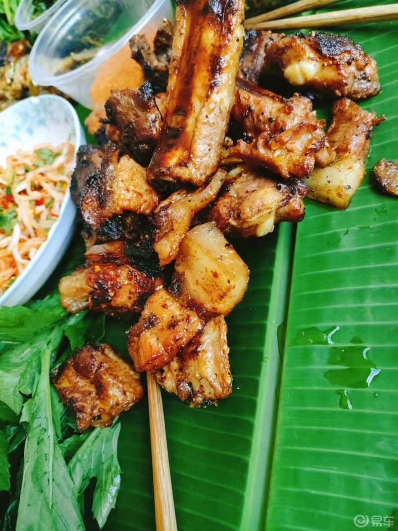 吃烧鱼是榕江县苗族侗族的一种传统习俗每年稻谷即将成熟放水晒田时节