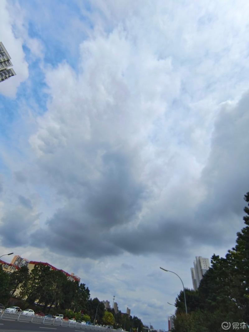 晴空万里对比乌云密布不一样的天气不一样的心情