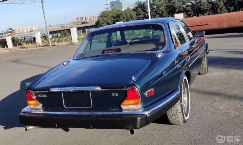 经典车型上个世纪八十年代的捷豹老爷车车标的造型和内饰的设计风格