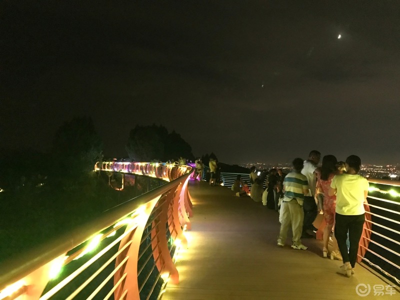 四川故事龙泉山新见观景台拍成都夜景