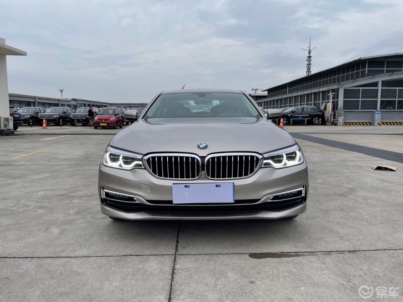 街拍豪华的宝马530