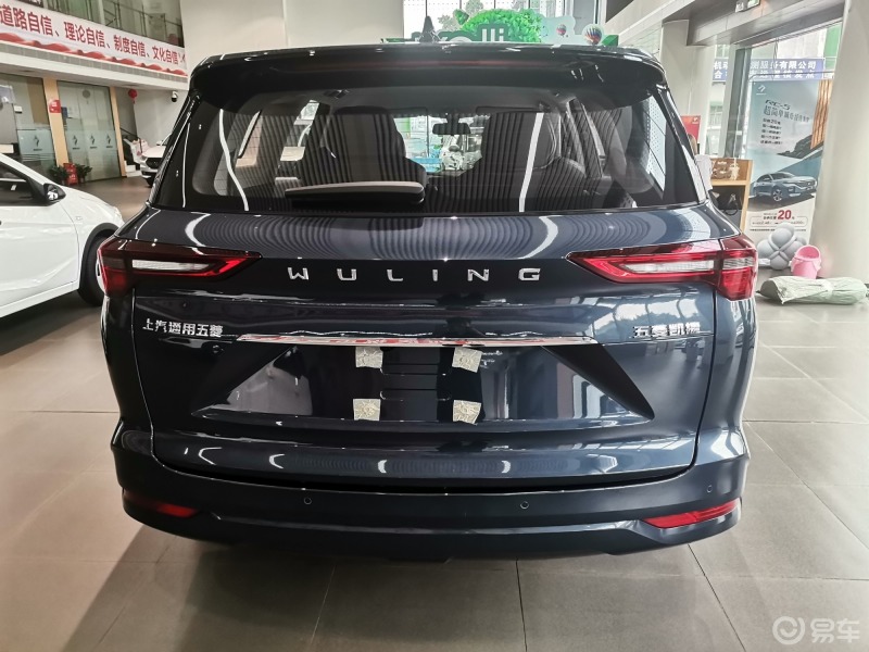 大四座家用车五菱凯捷