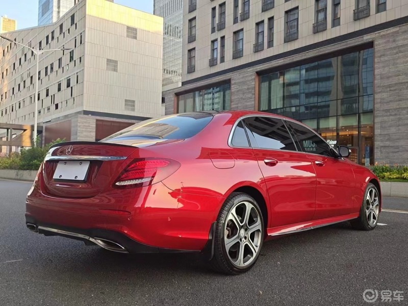 红色e级应该没有多少台吧2017年奔驰e300l运动豪华版3万多公里美女