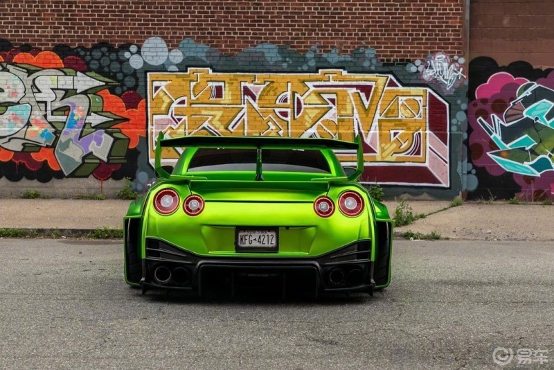 绿色宽体贴地大尾战神gtr