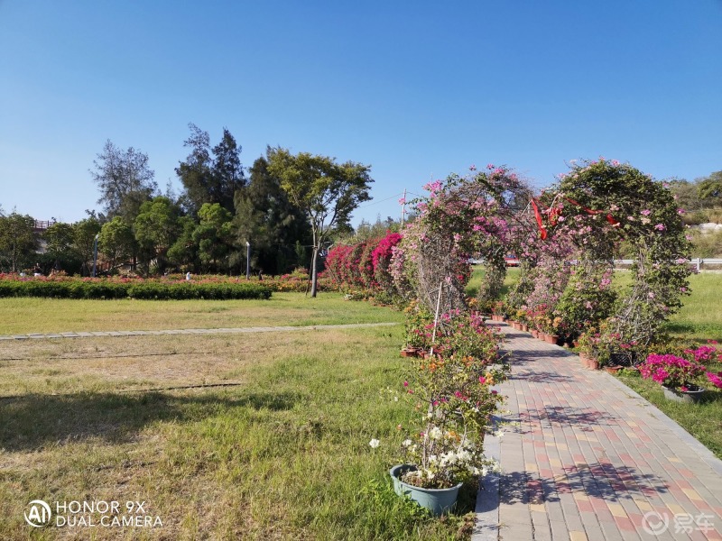 秋日美景大赏#周边游玩,在花海谷公园,山石峻峭,满眼翠绿,碧波潋滟