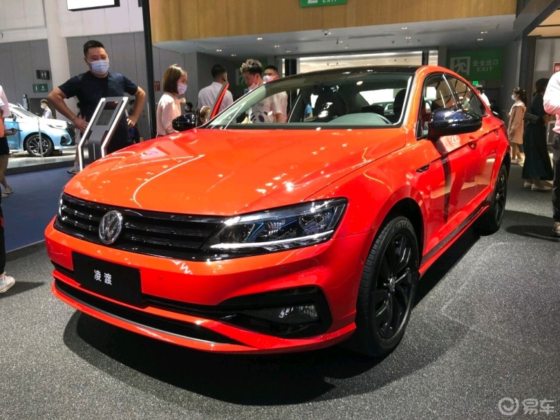 成都车展宽体轿跑大众凌渡在2021年成都国际车展上大众展台零度战车的