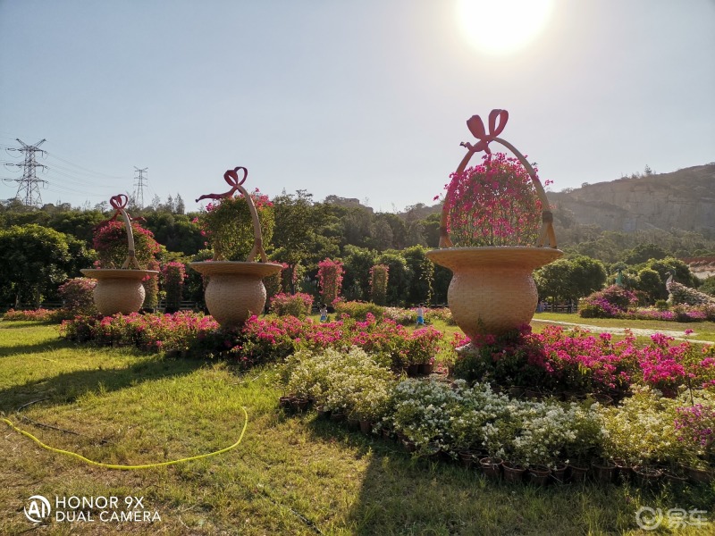 秋日美景大赏#周边游玩,在花海谷公园,山石峻峭,满眼翠绿,碧波潋滟