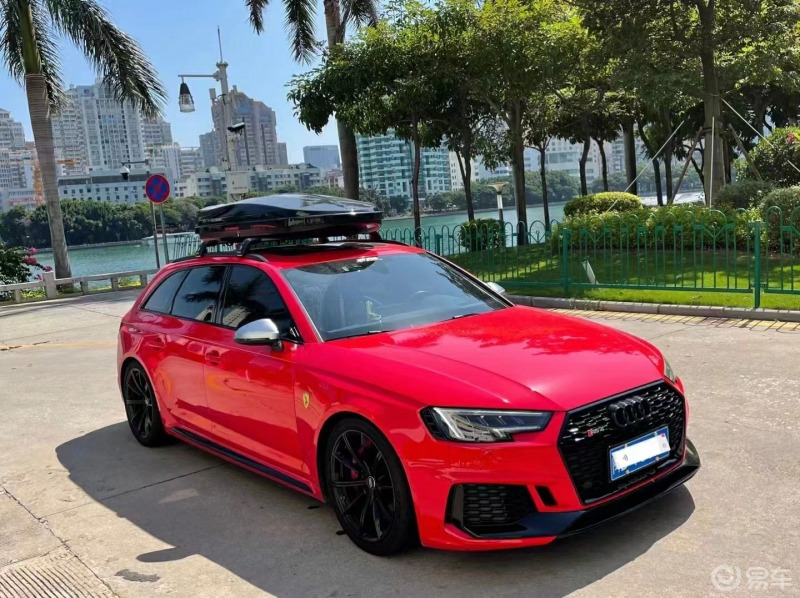 奥迪rs4,红色的确实漂亮,很喜欢这个侧颜,真的是颜值高,加上车顶行李