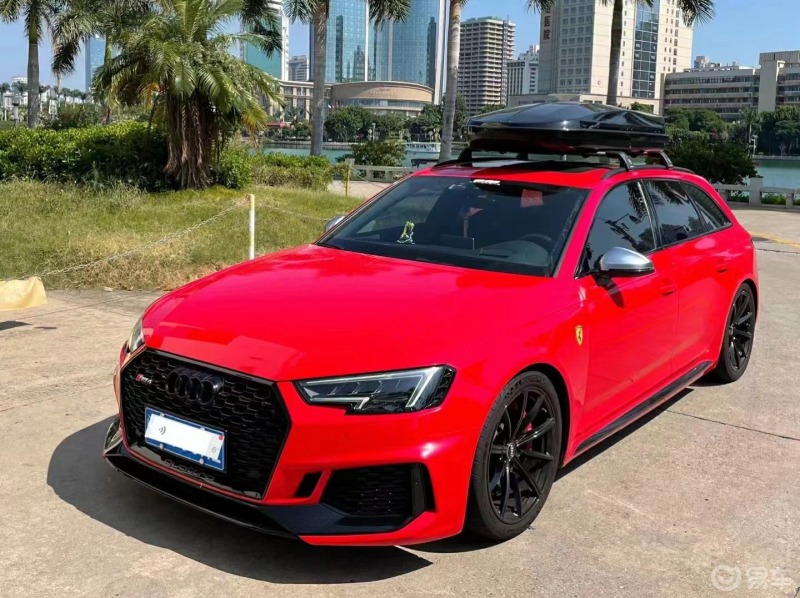 奥迪rs4,红色的确实漂亮,很喜欢这个侧颜,真的是颜值高,加上车顶行李