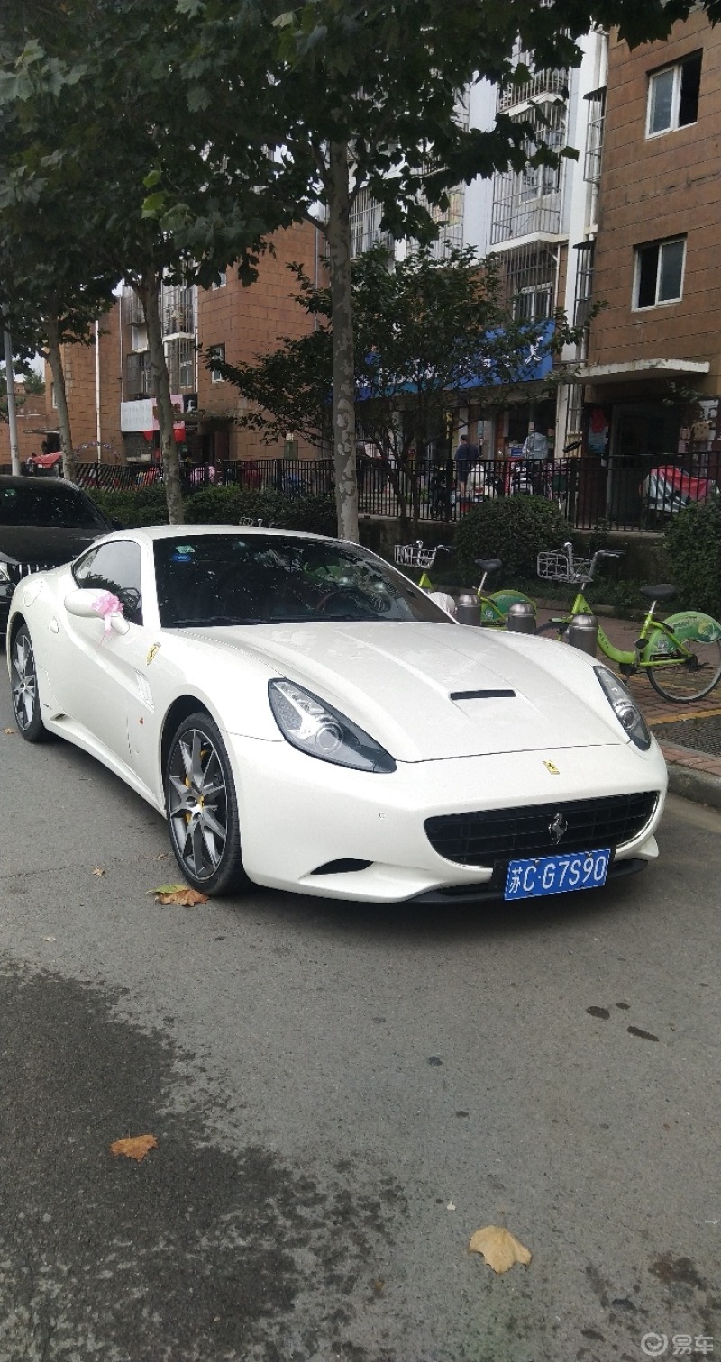 随手拍街边豪车白色法拉利跑车也很好看
