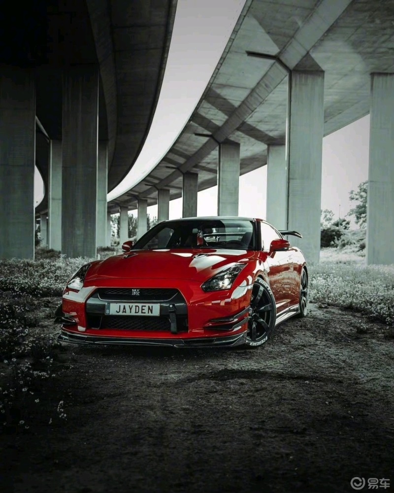 惊艳所有人红色战神gtrgtr的外形充满了澎湃的美感修长的车头造型被