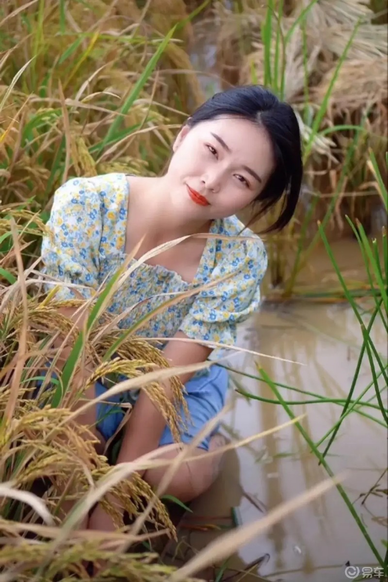 年轻女子在家里收稻子,闲暇之余臭美拍几张照片,由于女孩长的漂亮