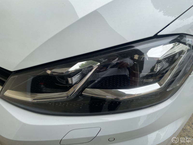 晒大灯高尔夫75代的大灯外观设计的还是比较犀利的另外在功能性方面