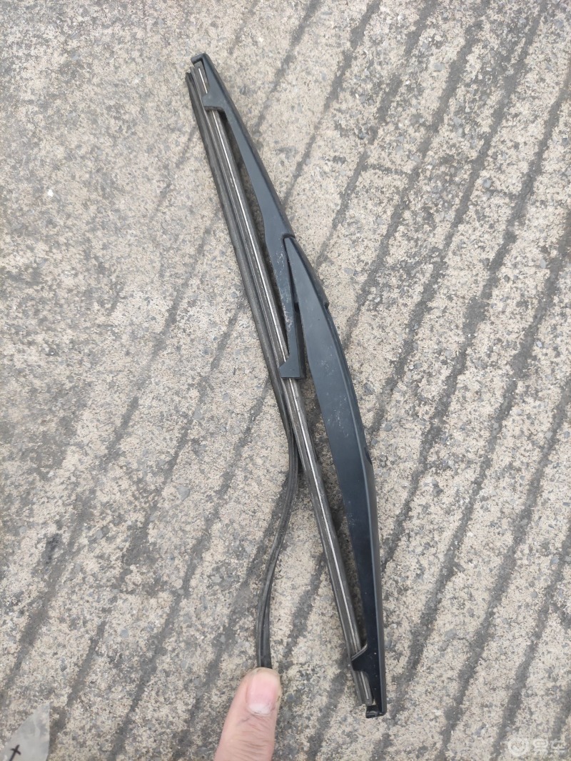 后雨刷胶条坏了在网上购买的原厂后雨刷有免费安装店我没有去自己动手