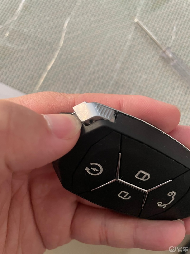 领克01钥匙如何更换电池?
