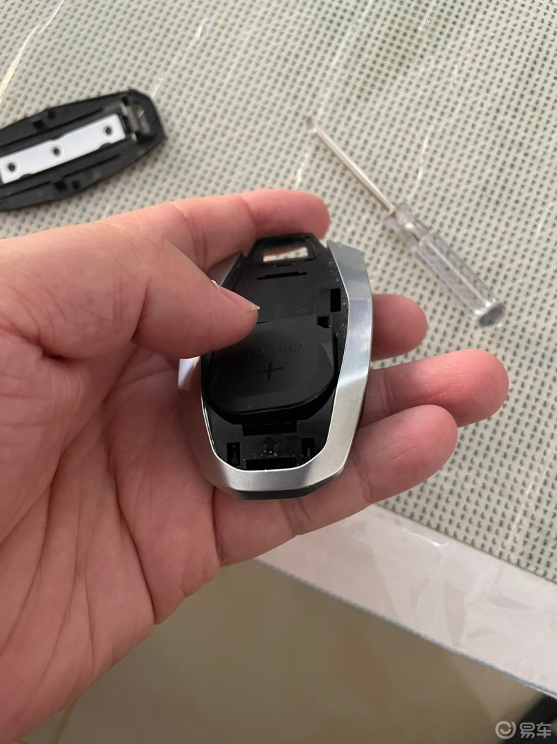 领克01钥匙如何更换电池?