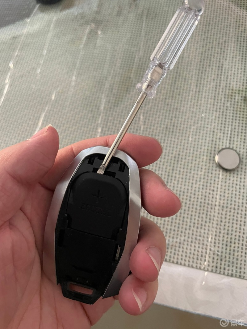 领克01钥匙如何更换电池?
