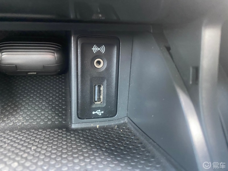 usb# 高尔夫七代这款车配备的usb接头还是比较人性化的,前排一个链接