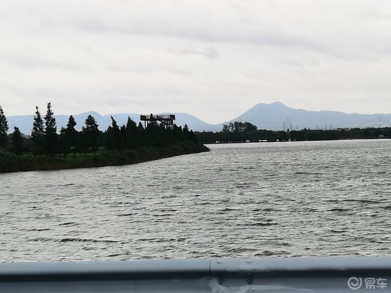 驾车经著名的溧阳1号公路到塘马水库享受秋日的轻风和山水美景心情