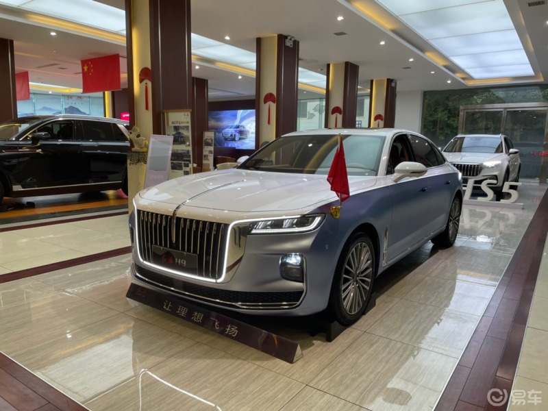 红旗h9这款白玉兰的双拼色外观看起来真的是特别清新特别大气啊 这个