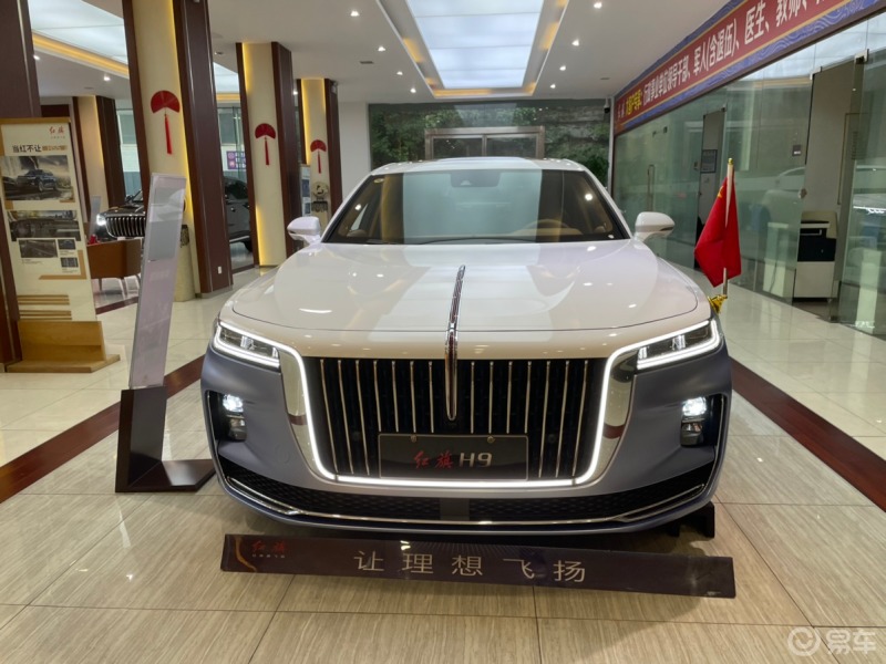 红旗h9这款白玉兰的双拼色外观看起来真的是特别清新特别大气啊 这个