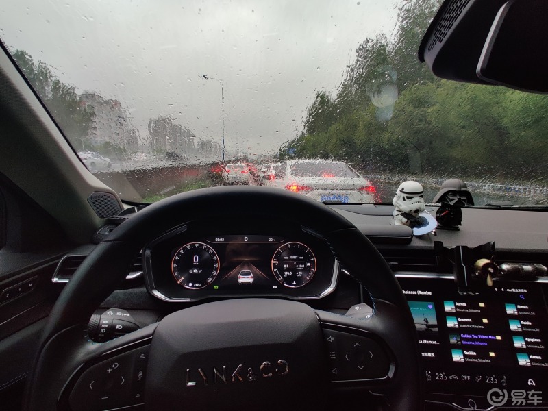 每日打卡#下雨天开车的烦恼,前挡刮不干净,后视镜看不清楚