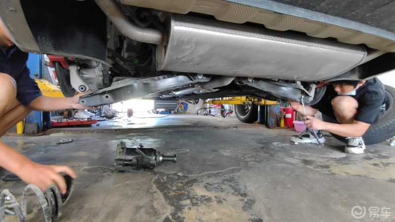 看看怎么更换星瑞的四根避震和弹簧换起来很方便不得不说cma的设计还