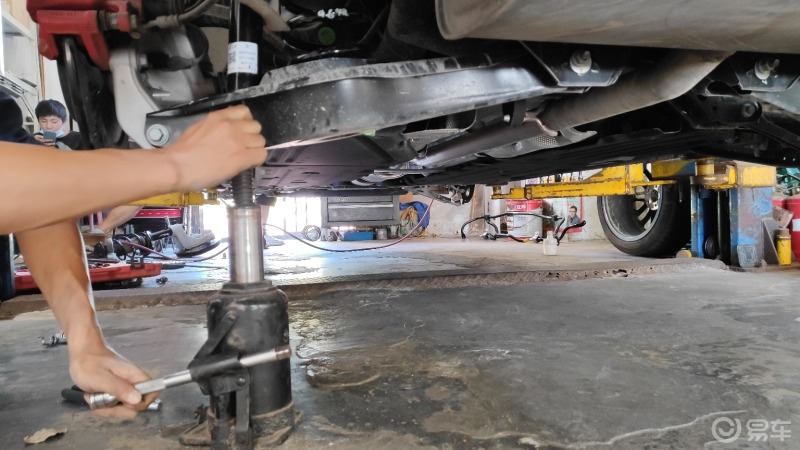 看看怎么更换星瑞的四根避震和弹簧换起来很方便不得不说cma的设计还