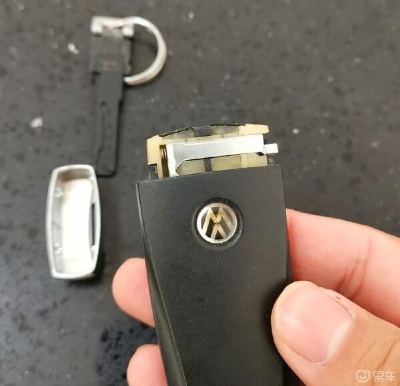 大众迈腾b7l钥匙更换电池教程
