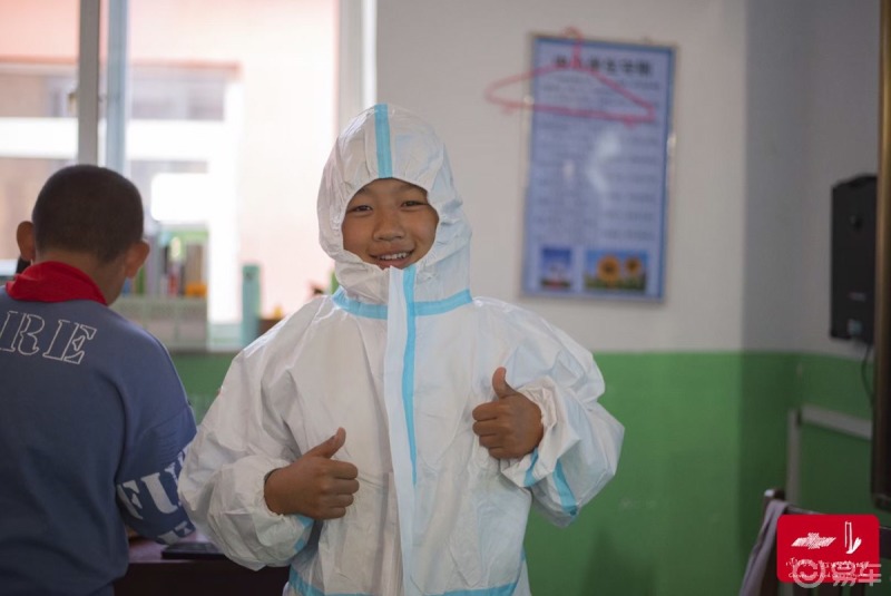 小学生穿防护服图片