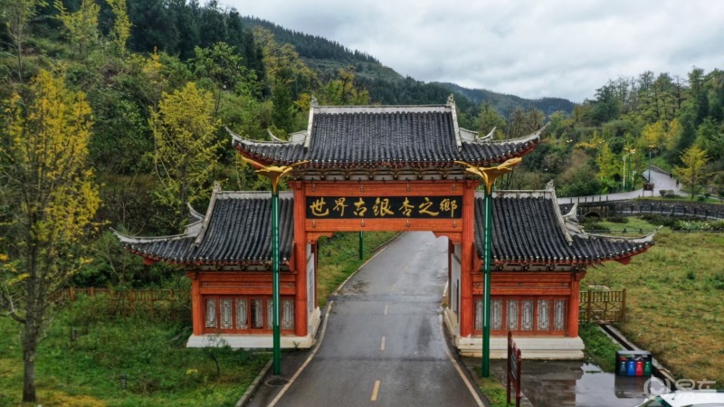 妥乐古银杏风景区位于贵州省盘州市妥乐村这里流水潺潺小桥流水风景