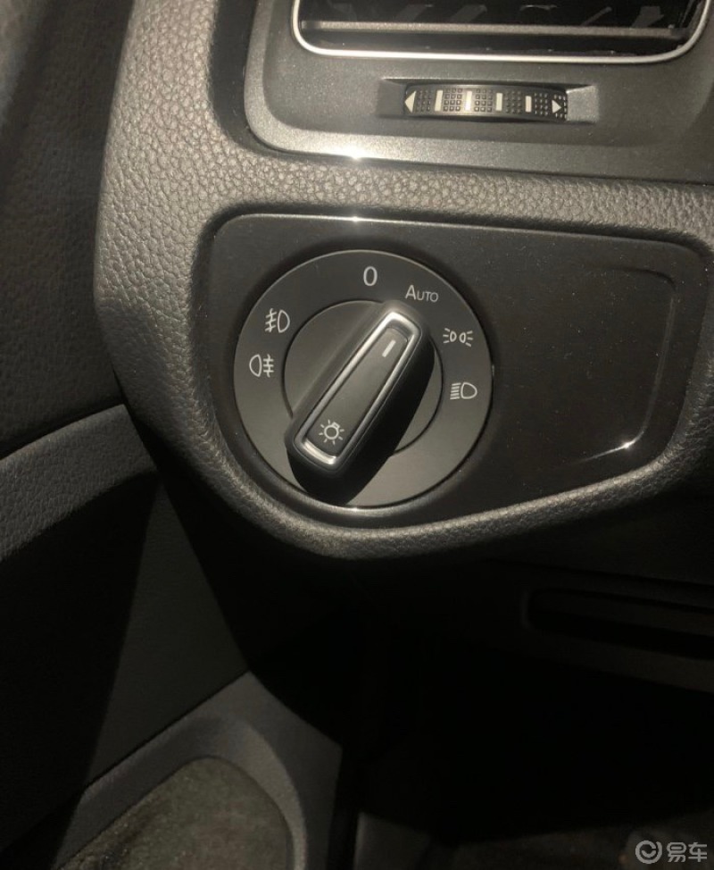 前后雾灯怎么打开啊?拧不动.