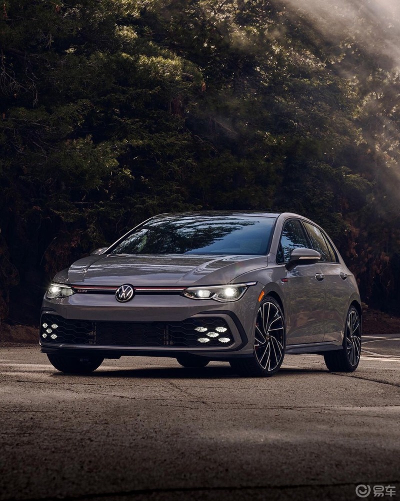 高尔夫来了高尔夫这款最新的8代gti水泥灰的车身颜色很遗憾没有和国内
