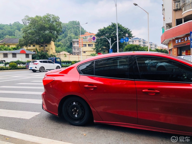 我还是眼前一亮的,既然跟我的车如此搭配,黑色轮毂和红色车真的非