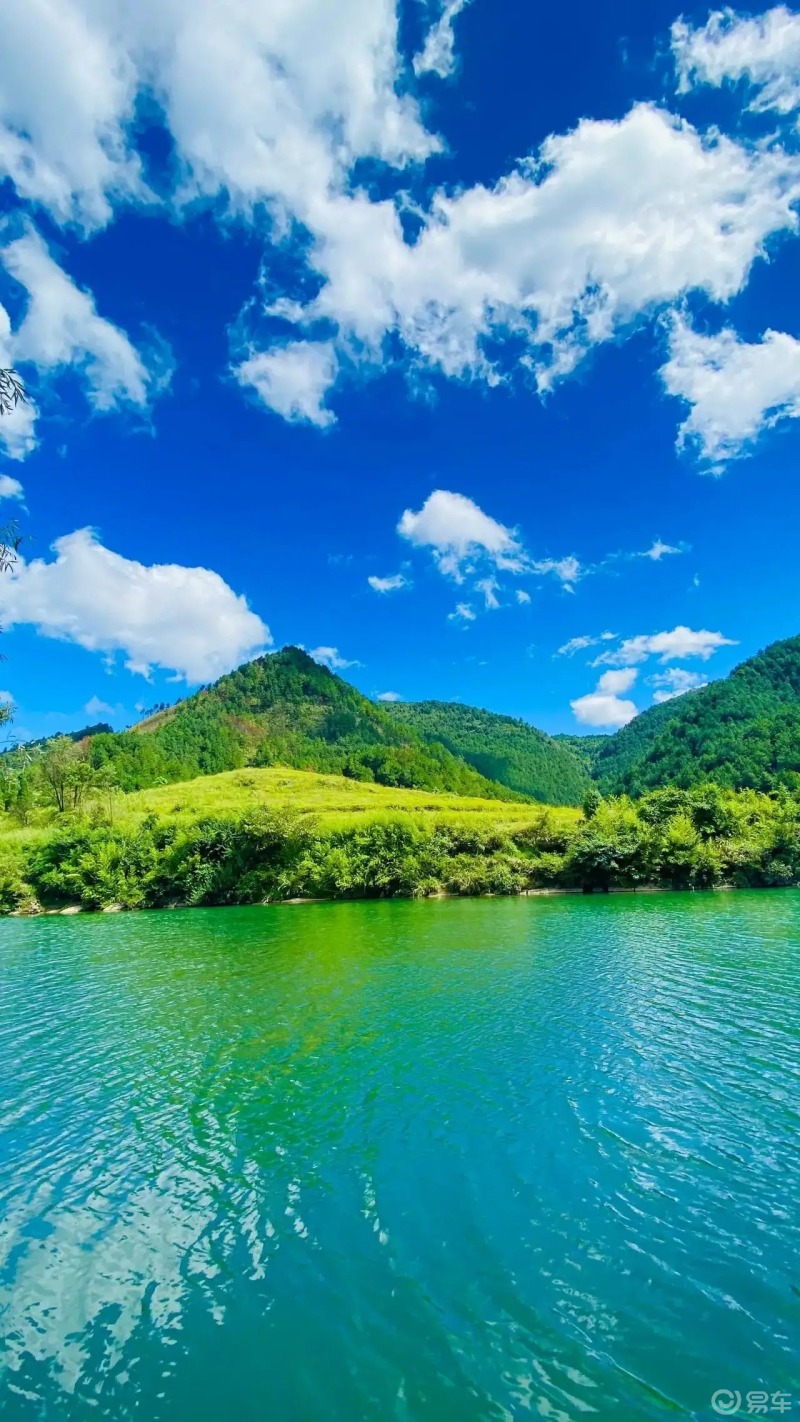 空气清新,蓝天白云,碧空如洗.