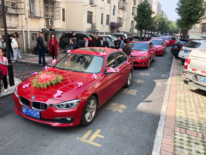 婚庆服务秋高气爽接个亲红色经典马六婚庆车队坐马六新娘富贵又吉祥