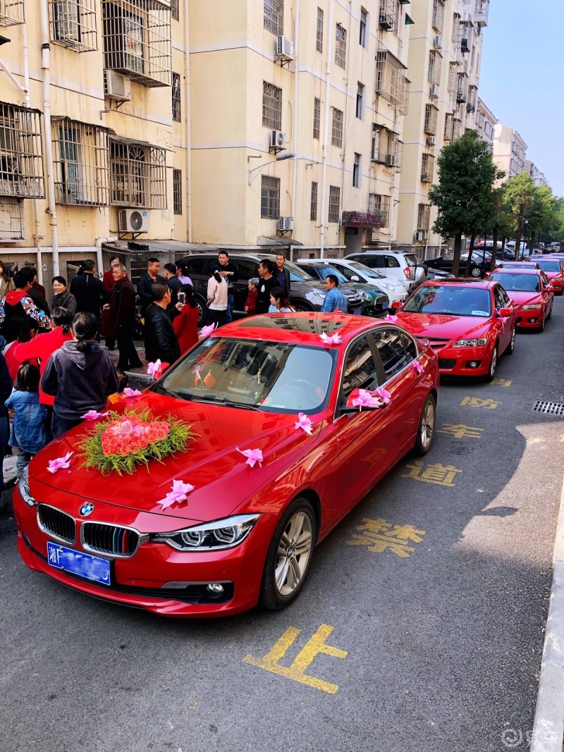 婚庆服务秋高气爽接个亲红色经典马六婚庆车队坐马六新娘富贵又吉祥