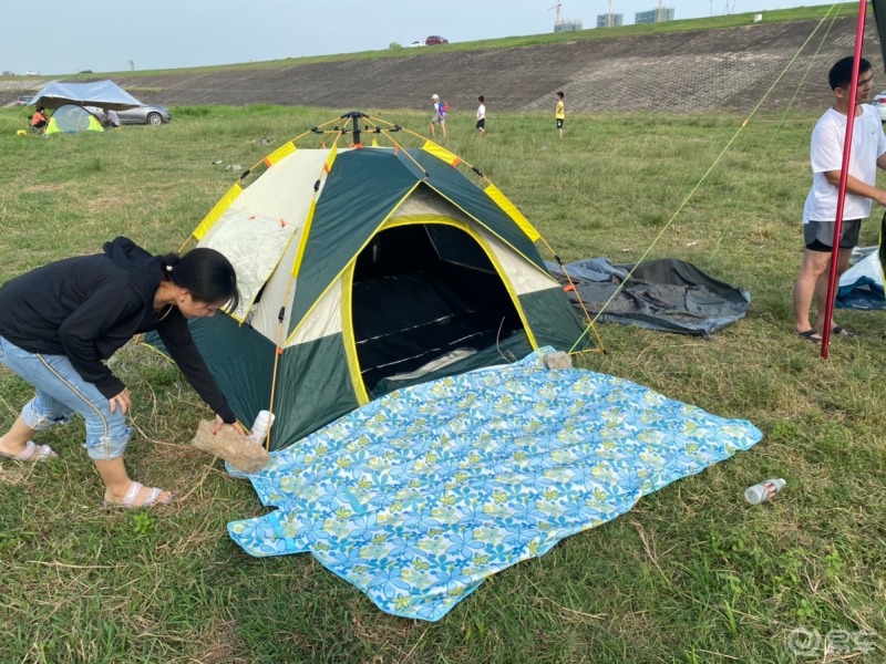 找片空地,扎個帳篷,擺上桌子,支起烤爐這就是我平時週末自駕遊的消遣!