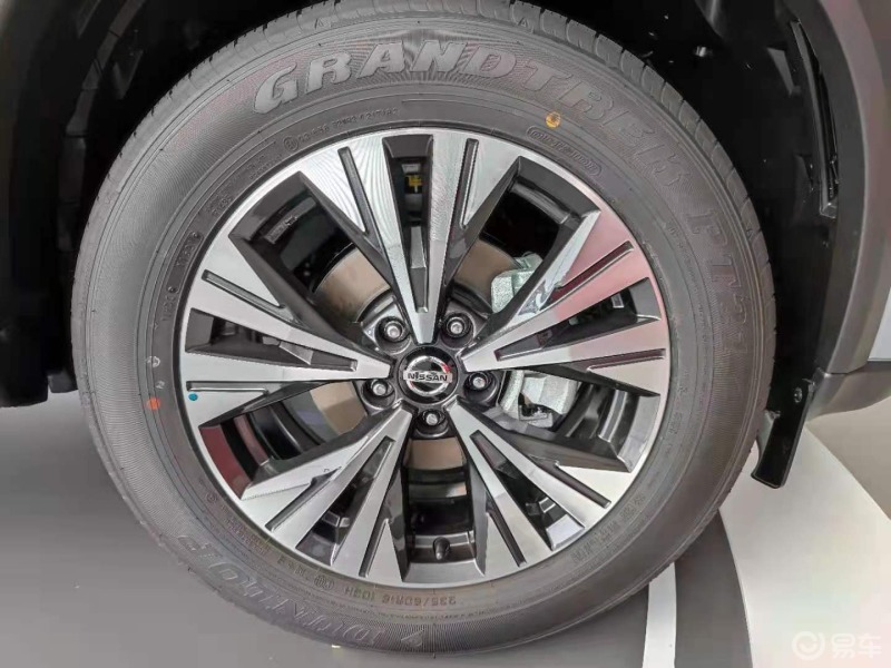 奇骏新的水泥灰配色是真的帅气,也跟上了现在的流行颜色,基本现在车企