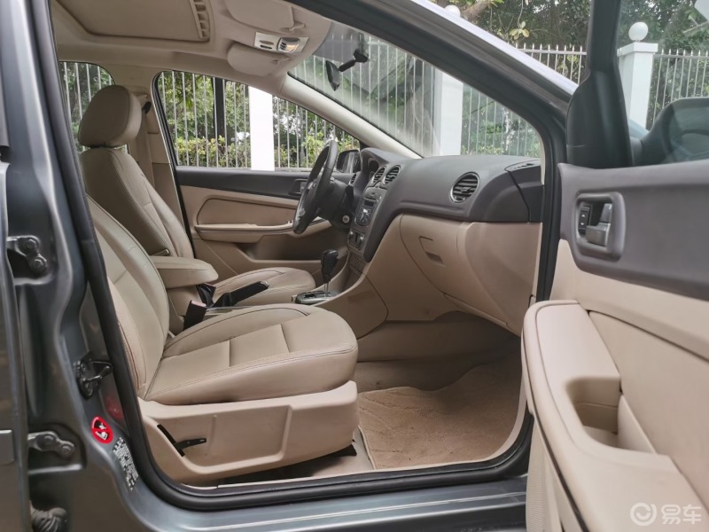 老款福克斯的内饰当年已经配置了电动座椅内饰保持的较为整洁内饰