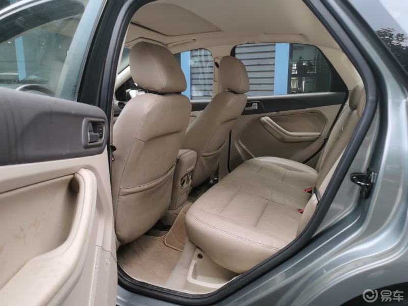 老款福克斯的内饰当年已经配置了电动座椅内饰保持的较为整洁内饰
