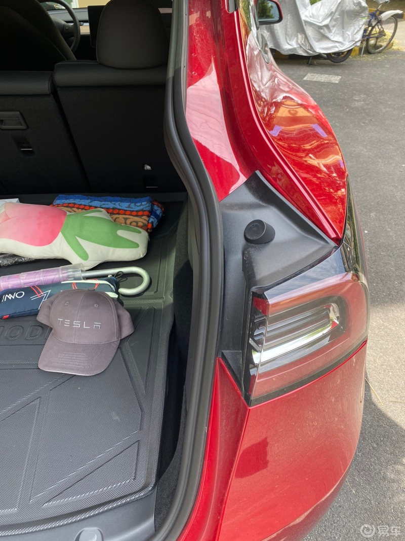 特斯拉model y一大明显的优势就是他的空间大和大天窗了,后备箱打开后