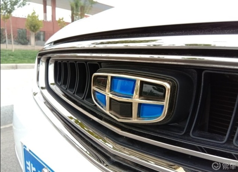 纯黑的车标好看,还是这个黑蓝相间的车标好看.