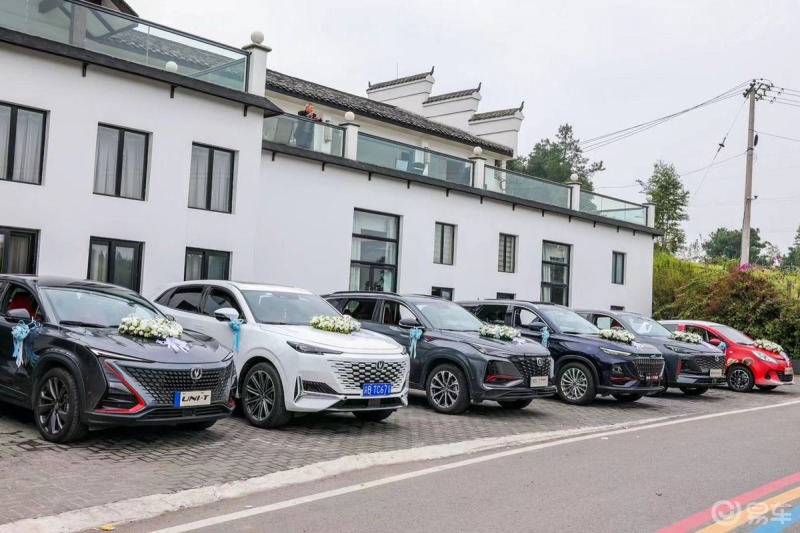 长安集体婚礼# 长安集体婚礼的婚车特别漂亮,不同款的长安汽车,赣有