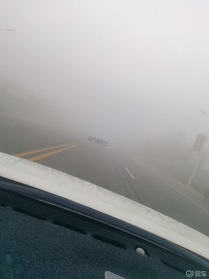 冬天车内雾蒙蒙的,今天一大早外面很大的雾,能见度不足200米,一进车里