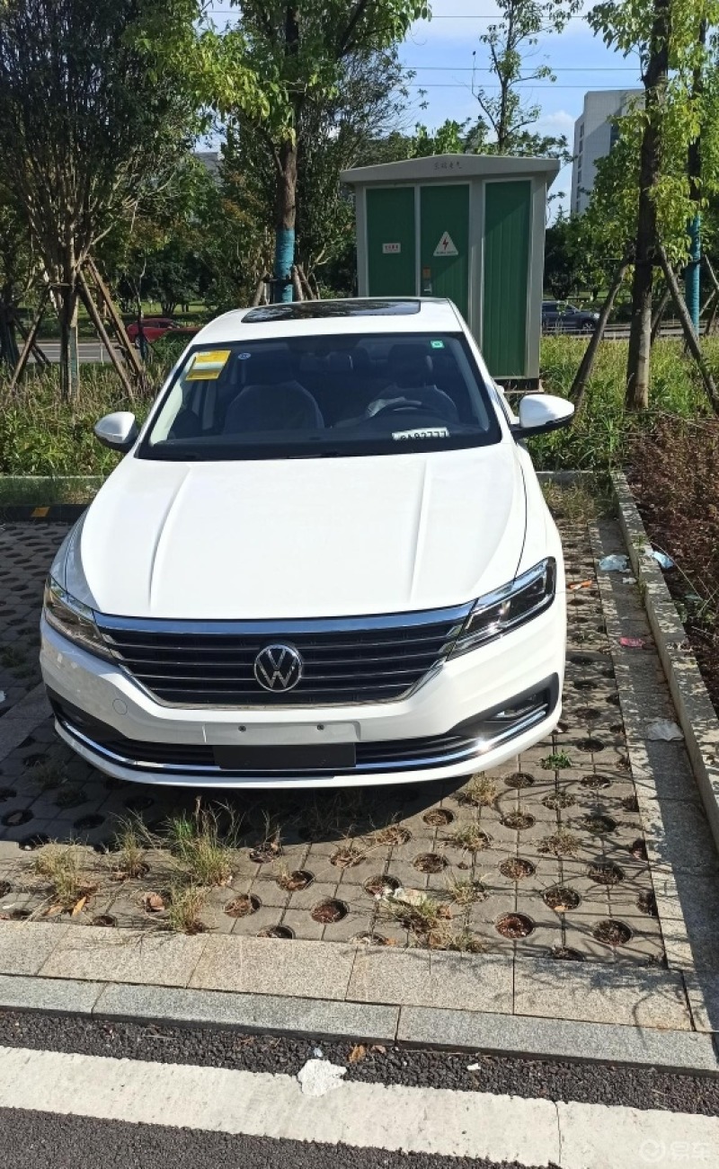 21款朗逸 plus 的前脸很好看,并且非常耐看,车身中规中矩,车尾也还