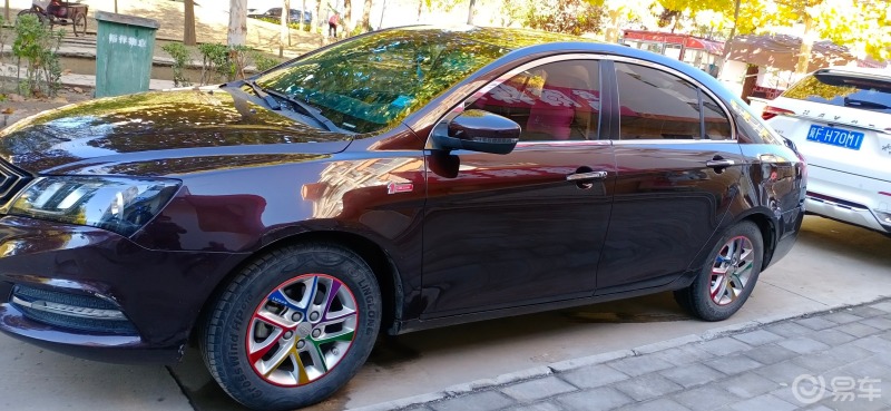 吉利帝豪这款车我买得云母红颜色,虽然马路上白色车居多,但是我还是