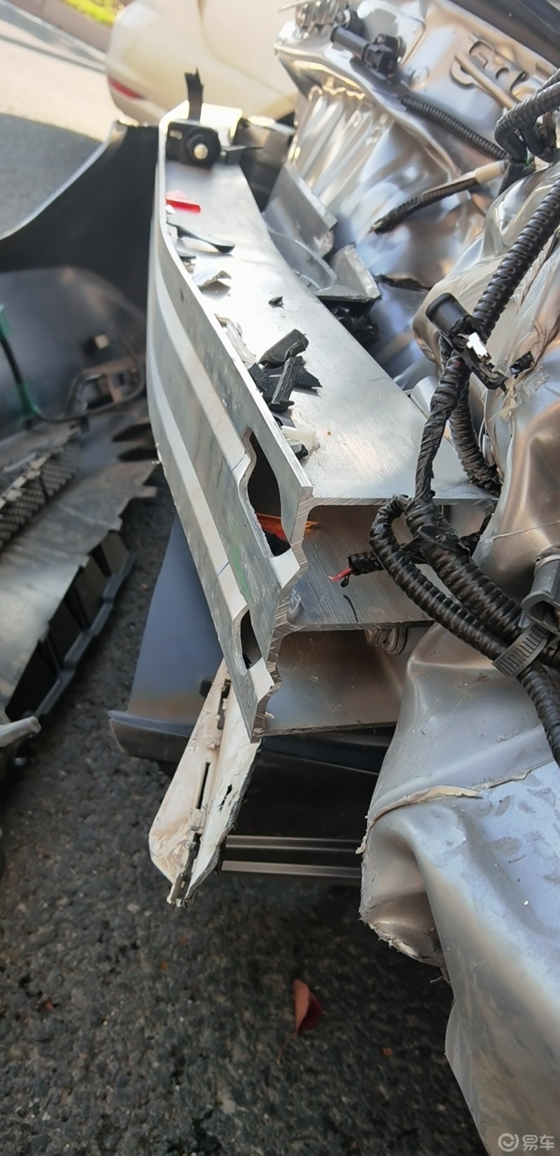 求问,亚洲龙被撞到这个程度,是否伤到了车身内部大梁